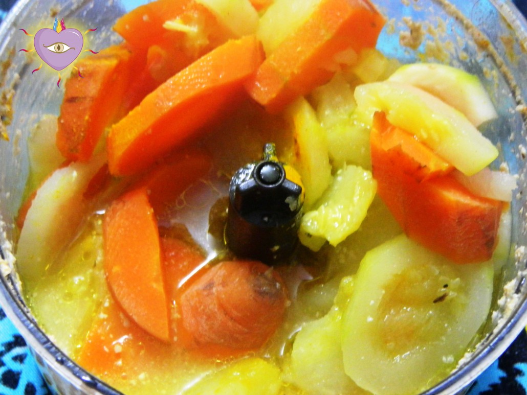 Salsa vegana con zanahorias, papa y zuquini + agua + aceite de oliva + sal y curry
