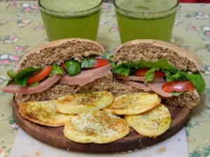 Sandwichs de jamon vegetal y jugo de limón y yerba buena
