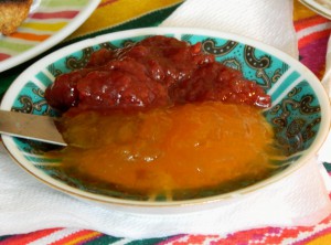 Mermelada de durazno/mango y de frambuesa